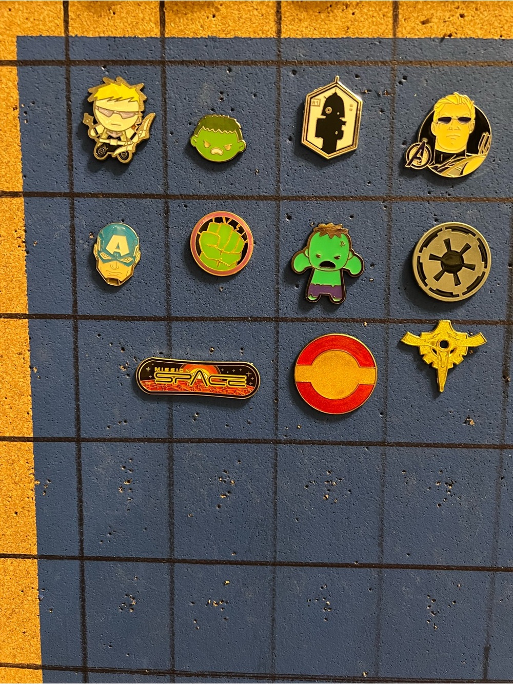 Disney pins - Picture 13 of 13
